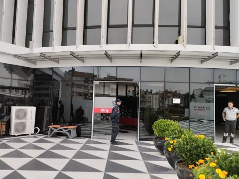 Bolu Belediyesi’ne operasyon: Başkan Yardımcısı dahil 4 gözaltı - fotoğraf 1