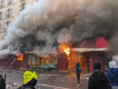 Paris yangın yeri. Manga grubunun solisti Ferman Akgül göstericilerin arasında kaldı - fotoğraf 1