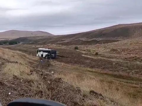 Yolcu otobüsü tarlaya girdi: 9 kişi yaralandı - fotoğraf 3