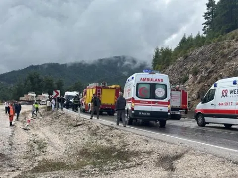 SON DAKİKA! Isparta-Antalya kara yolunda yolcu otobüsü devrildi: 1 can kaybı - fotoğraf 1
