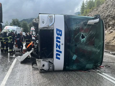 Son dakika... Antalya'da yolcu otobüsü devrildi: Ölü ve yaralılar var - fotoğraf 1
