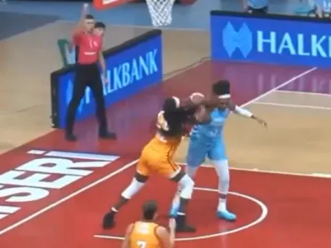 Basketbol maçında ortalık karıştı: Kadınlar saç baş birbirine girdi - fotoğraf 2