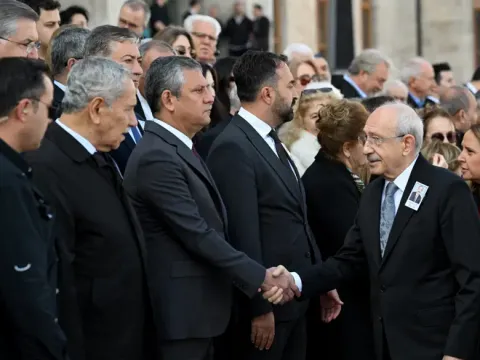 Cenaze töreninde dikkat çeken anlar. Kemal Kılıçdaroğlu ile Özgür Özel tokalaştı - fotoğraf 1