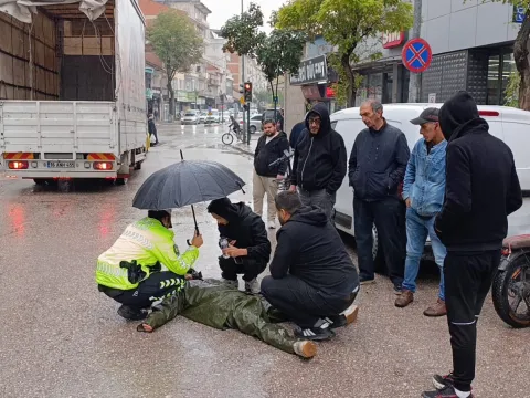 Kadın polis, yaralı ıslanmasın diye başında şemsiyeyle bekledi - fotoğraf 3