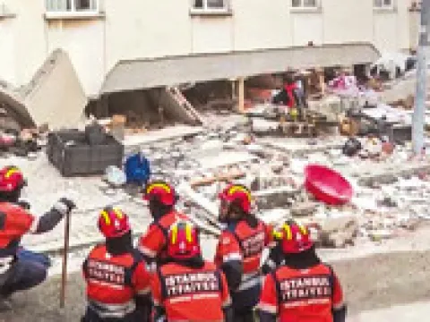 Bayraklı Belediyesi'ne operasyon: Gözaltına alınan 43 şüpheli adliyede - fotoğraf 4