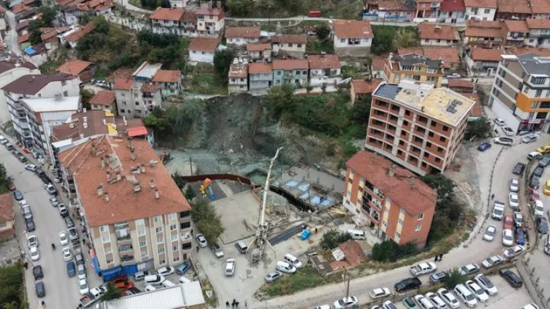 Tokat'ta yol çöktü, 2 katlı ev tahliye edildi