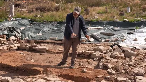 Toprağı kazmaya başlayınca, 2 bin yıllık ahşap kapılı tavaf tapınağı keşfettiler