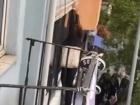 "İmdat polis yok mu" diye feryat etmişti: Tabeladan düşen kadın hastanelik oldu - fotoğraf 3