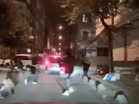 İstanbul’da sokak ortasında kız kavgası! Saçından tutup yerde sürükledi - fotoğraf 5