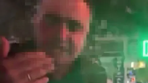Trafik magandası! Tartıştığı kadın sürücünün aracının camını yumrukladı