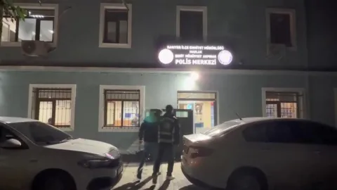 Trafikte kâbus! İçerisinde çocuk bulunan araca saldırdı, camı kırdı!