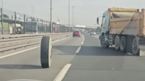 Trafikte korku dolu anlar! Kamyonun iki lastiği birden fırladı