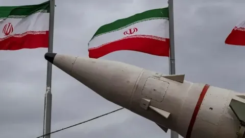 Trump "Anası" Dedi, İran "Babası" ile Yanıt Verdi! Orta Doğu'da Füzeler Yeniden Isınıyor