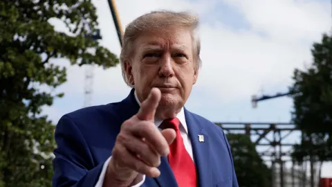 Trump, protestoların sürdüğü Fransa'nın göçmenlerce "ele geçirildiğini" savundu