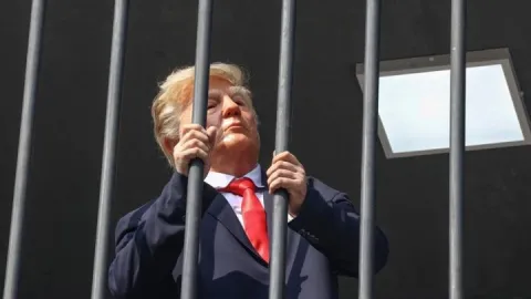 Trump, Tahran'da hücreye konuldu