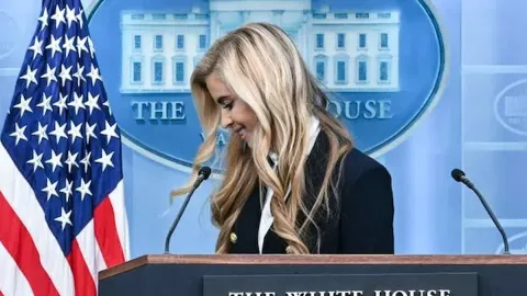Trump'ın yeni sözcüsünün güldüren hatası: 'Başkanım... Pardon! Eşim'