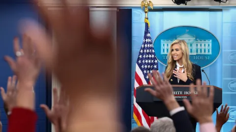 Trump'ın yeni sözcüsüyle ilgili tartışmalar sürüyor. "Avukatım" demişti, baro kaydı bulunamadı