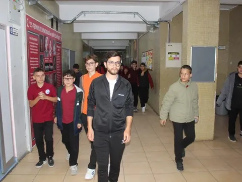 Görme engelli Abdülkadir, 11 yıl önce mezun olduğu ortaokula beden eğitimi öğretmeni oldu - fotoğraf 4