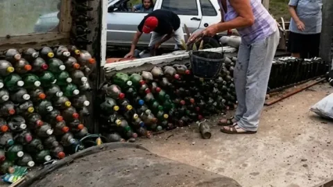 Tuğlaların yerine pet şişelerle ev inşa etti