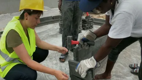Tuğlaların yerine şişeyle 5 günde ev inşa etmeye başladılar