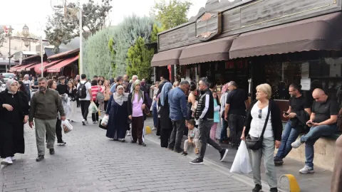 Turistler bir bardak içmek için Gaziantep'e akın etti: Saatlerce kuyrukta bekliyorlar