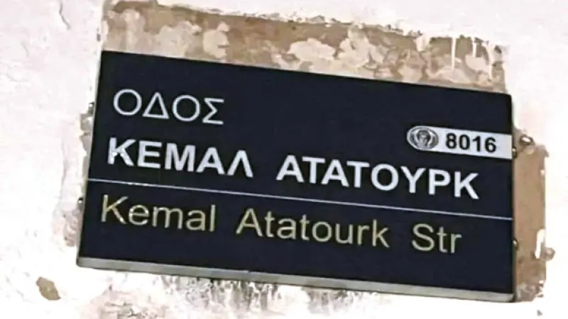 Türk isimlerini tek tek siliyorlar... Güney Kıbrıs ‘Atatürk Caddesi’ni kaldırdı