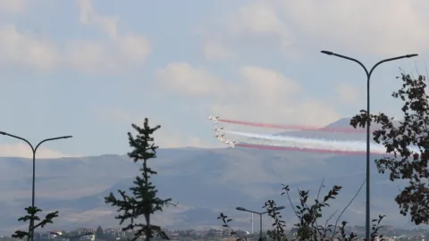 Türk Yıldızları Kayseri'de gösteri uçuşu yaptı