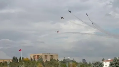 Türk Yıldızları'ndan 29 Ekim öncesi Ankara semalarında prova uçuşu