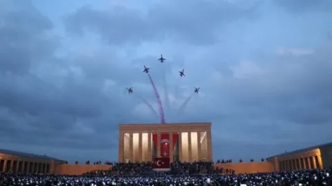 Türk Yıldızları'ndan Anıtkabir’de saygı uçuşu
