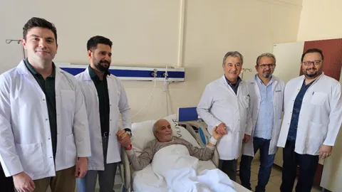 Türkiye'de ilk kez gerçekleştirildi: Sağ böbreği leğen kemiğinde olan hastaya başarılı operasyon