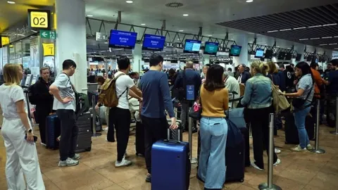 Türkiye'yi vizesiz kabul eden ülkede sistem değişti: 1 Kasım'da zorunlu olacak