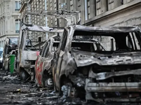 Fransa İçişleri Bakanı şiddet ve yağma olaylarından sonra istifa etti, Macron kabul etmedi - fotoğraf 3
