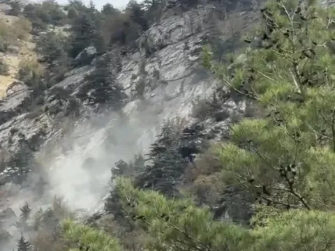 Depremle birlikte dağdan koptu! Kaya kütlesi paniğe neden oldu - fotoğraf 1