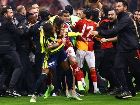 Derbinin disiplin sevkleri açıklandı! Abdülkerim Bardakcı ve Archie Brown PFDK'da - fotoğraf 1