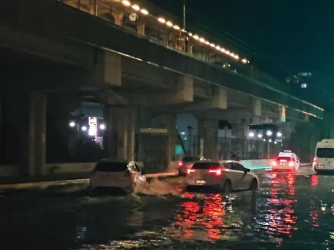 Adana'da sağanak; yollar göle döndü - fotoğraf 3