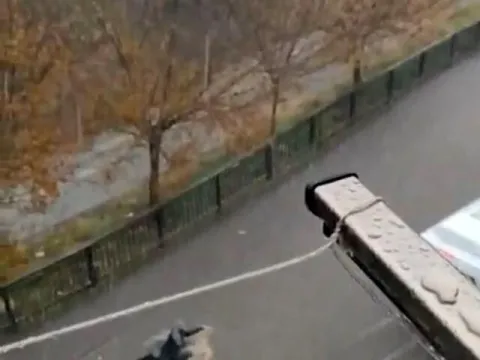 Yollar göle döndü, kadın suya kapıldı! - fotoğraf 2