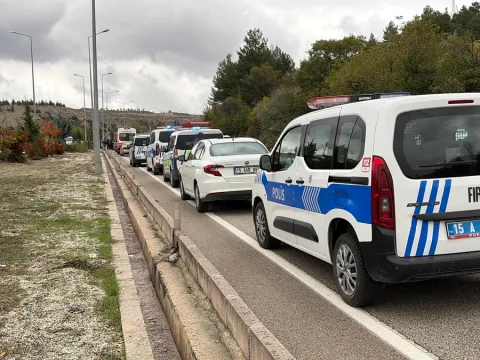 Takla atan otomobilde can pazarı: 1 ölü, 4 yaralı - fotoğraf 1
