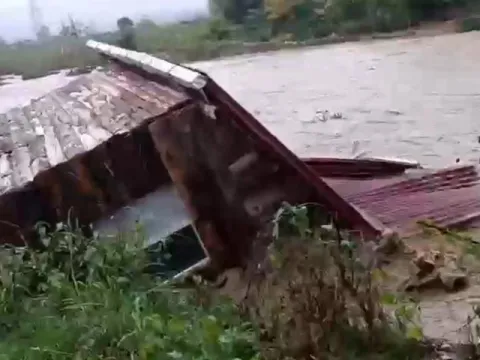 Sakarya'da biri prefabrik biri de ahşap ev, sel sularına kapıldı - fotoğraf 2
