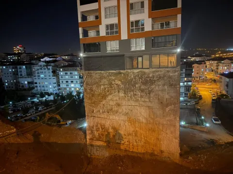 Toprak kayması sonrası yamaçta inşa edilen 17 katlı binanın temeli ortaya çıktı - fotoğraf 1