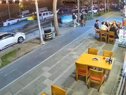 Yaya geçidinde ölüme düşüş! İstanbul'da motosiklet yere düşen adamın üzerinden geçti - fotoğraf 3