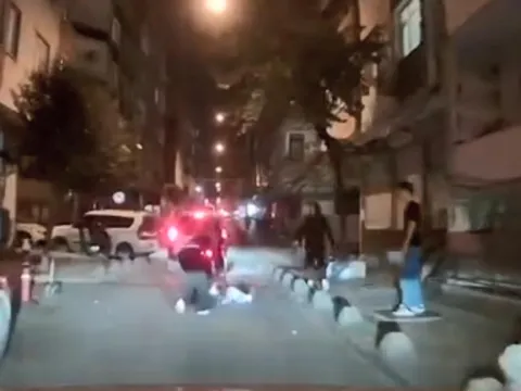 İstanbul’da sokak ortasında kız kavgası! Saçından tutup yerde sürükledi - fotoğraf 4