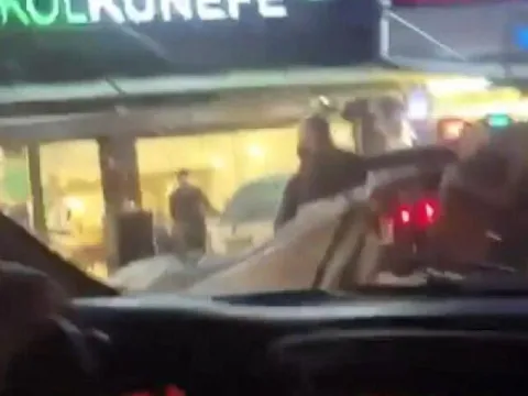 Trafikte kâbus! İçerisinde çocuk bulunan araca saldırdı, camı kırdı! - fotoğraf 2