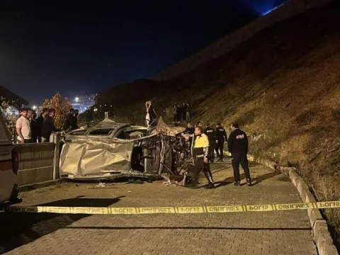 Hafif ticari araç şarampole devrildi: 2 ölü, 2 yaralı - fotoğraf 1
