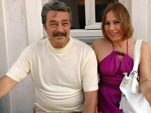 JÜLİDE KURAL KİMDİR? Jülide Kural Kaç Yaşında, Hangi Dizilerde ve Filmlerde Oynadı? Kadir İnanır'ın Hayat Arkadaşı Kural'ın Sanat Hayatı ve Kariyeri - fotoğraf 1