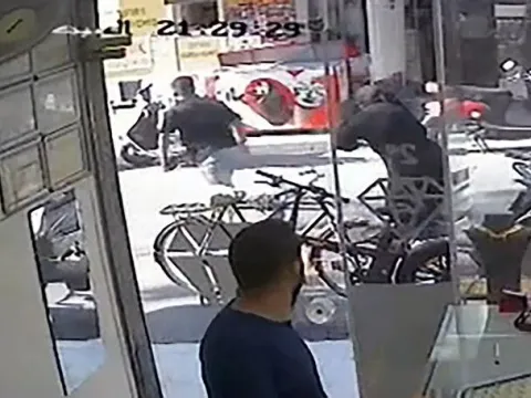Çantası gasp edildi, şüphelileri kovaladı! O anlar kamerada! - fotoğraf 3