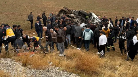 Üç aracın karıştığı kazada 1 polis şehit oldu; 11 yaralı var