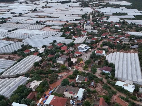 Antalya’da sağanak felaketi: Araçlar sürüklendi, seralar zarar gördü - fotoğraf 3