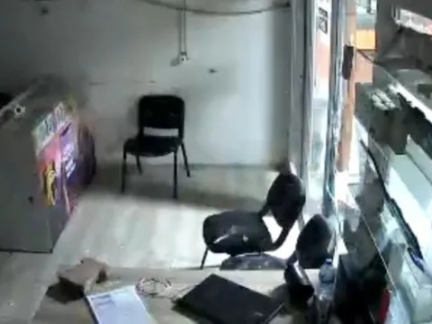Bankanın camını kaldırım taşıyla kırdı, didik didik aradı ama eli boş kaldı - fotoğraf 3
