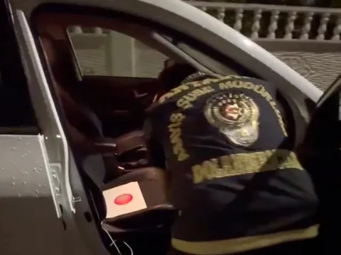 Ev sahibi elindeki belgeye inandı kapıyı açtı: Arama bahanesiyle yaptıkları şoke etti - fotoğraf 2