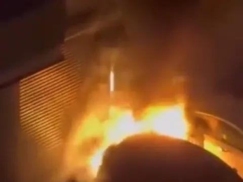 Kadıköy’de akılalmaz yangın! Aydınlatma direği araçları yaktı - fotoğraf 1